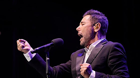 Miguel Poveda regala una noche de coplas a la Maestranza