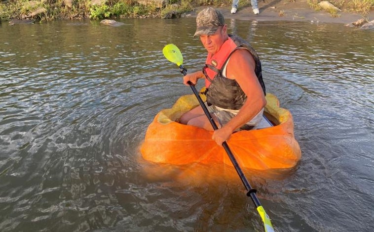 Un hombre bate un récord al remar 61 kilómetros sobre una calabaza gigante