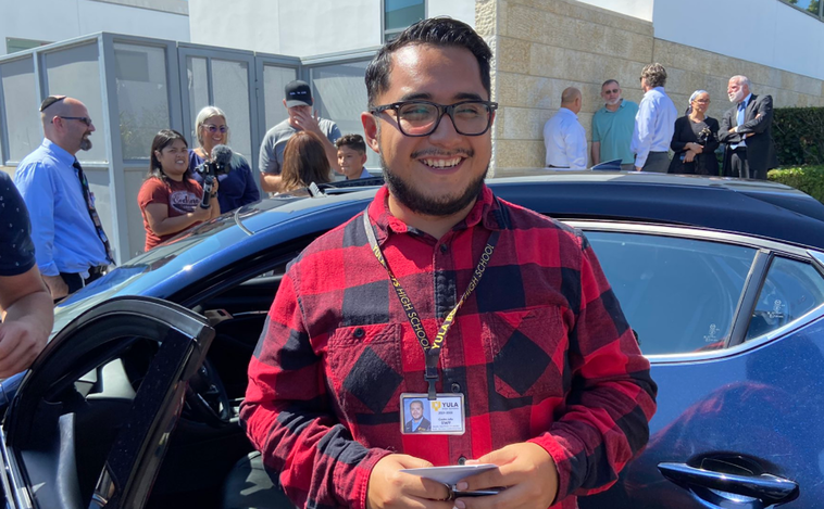 Los alumnos de un colegio regalan un coche a su profesor que tarda 4 horas en llegar al trabajo