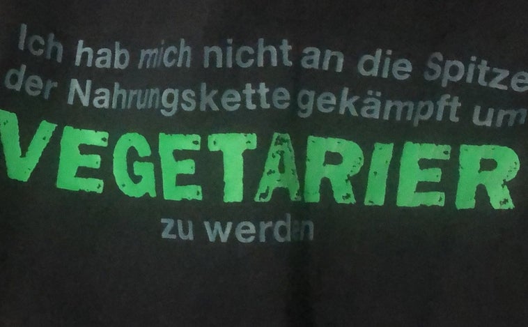 El peligro de comprar camisetas en un idioma que no entiendes: esta tuitera vegetariana se arrepiente