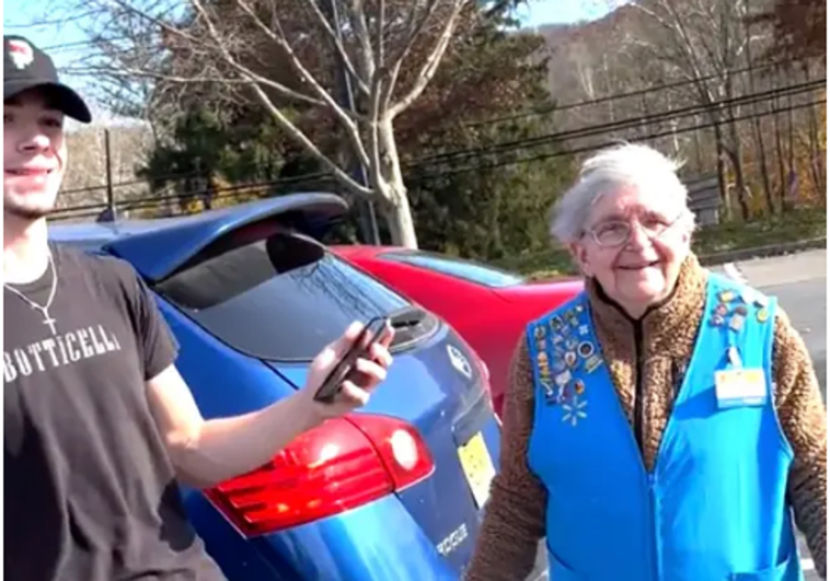 Un 'tiktoker' recauda casi 170.000 euros para que una abuela pueda jubilarse, pero su buena obra le trae problemas: «La vida no debería ser tan difícil»