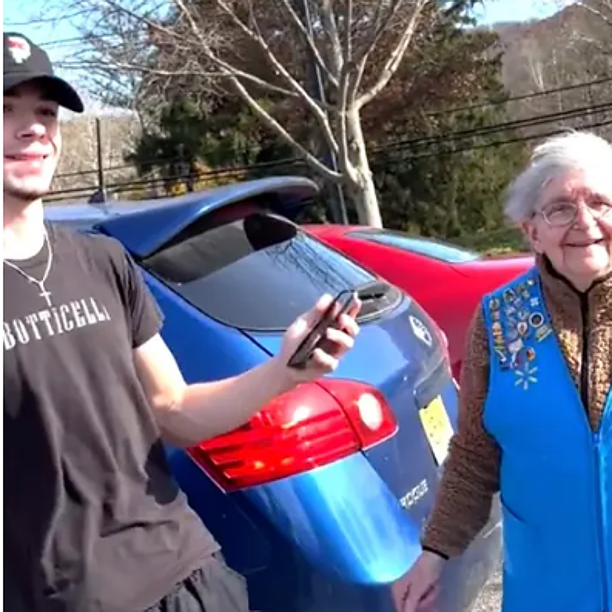 Un 'tiktoker' recauda casi 170.000 euros para que una abuela pueda jubilarse, pero su buena obra le trae problemas: «La vida no debería ser tan difícil»