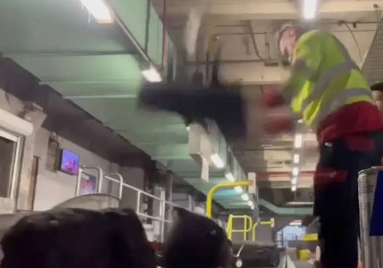 Graban a empleados de un aeropuerto riendo mientras patean y golpean las maletas de los pasajeros: «Es inaceptable»