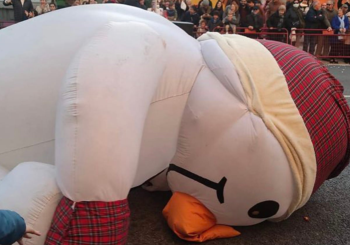 El muñeco de nieve desinflado en la cabalgata gaditana