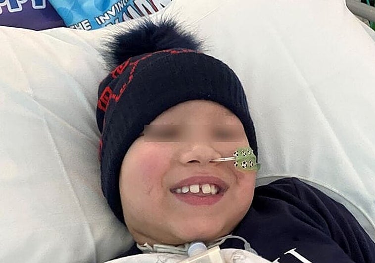 Muere un niño de 8 años después de que los médicos confundieran un tumor cerebral con un dolor de barriga