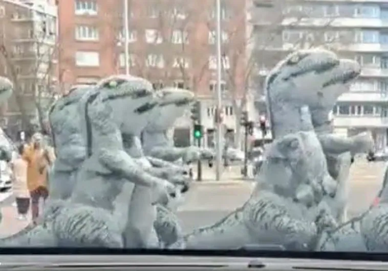 Los dinosaurios invaden Madrid: la divertida y curiosa estampa en un céntrico paso de cebra de la capital