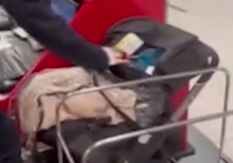 Una pareja abandona a su bebé en un mostrador de facturación por no querer pagar su billete de avión
