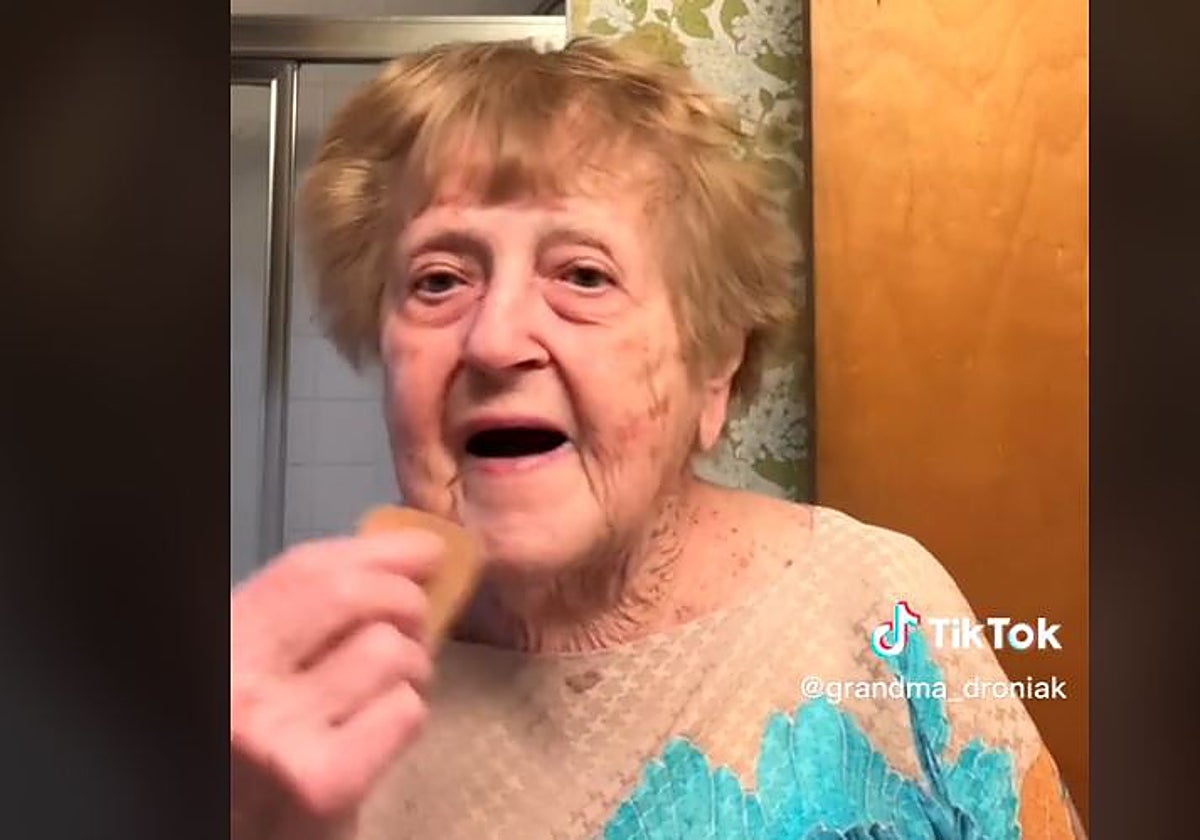 La abuela Droniak se maquilla para su cita