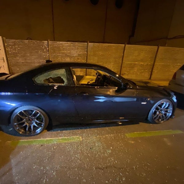 Destroza el coche de su hijo con un pico para evitar que condujera borracho en Logroño