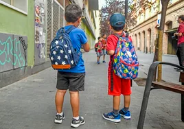 Dos niños de cuatro años ingresan en Urgencias por meterse en la boca un condón usado en un colegio de Sevilla