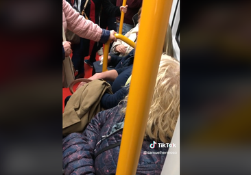 La viral discusión en el Metro de Madrid entre cuatro mujeres: «Feto malparido»