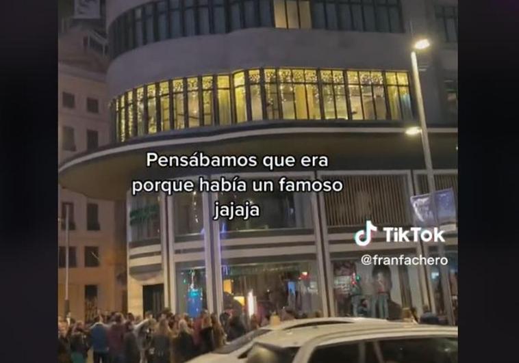 Decenas de personas se paran en medio de Gran Vía pensando que había un famoso... y era una pareja en pleno acto sexual