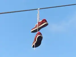 ¿Cuál es el significado de unas zapatillas colgadas en los cables eléctricos?