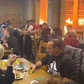 El vídeo de un restaurante abarrotado en Francia mientras las protestas incendian las calles que se ha vuelto viral