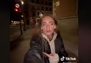 El ingenioso truco de una 'tiktoker' para no pasar miedo al volver a casa de noche: «¿Una mujer militar armada?»