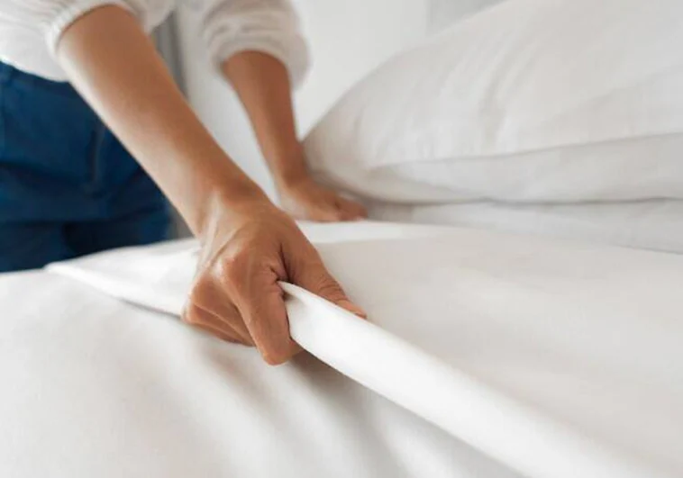 ¿Cómo acabar con las almohadas y sábanas amarillas? Este es el desconocido y eficaz producto que las blanqueará