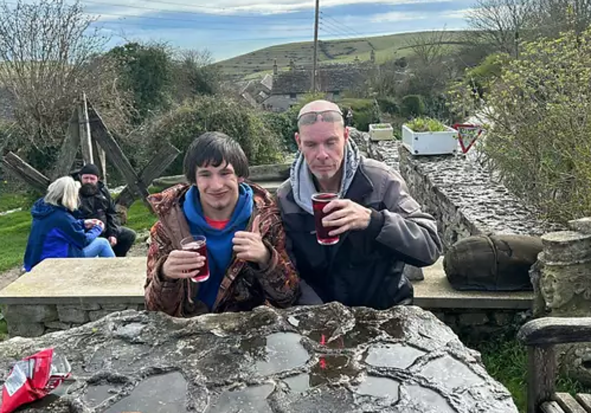 Hadyn (izda.) junto a su padre, Jim Green, pasando un agradable rato en familia