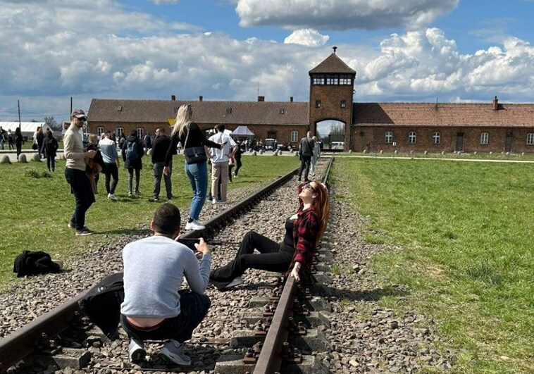 «Tendría que haber ido a una playa»: enorme revuelo en redes por un posado a las puertas de Auschwitz