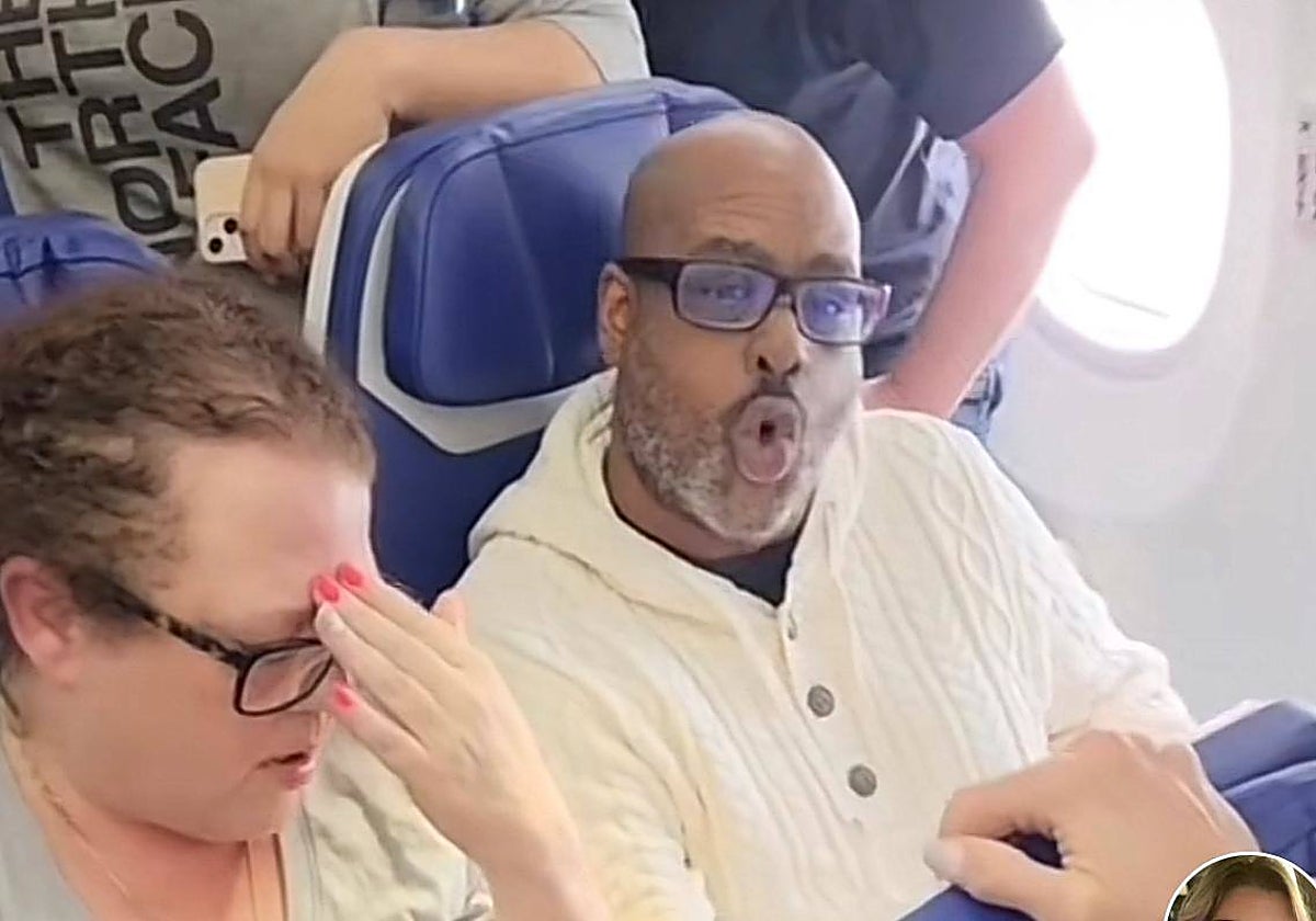 El protagonista del enfado, en plena discusión, junto a su acompañante, que no da crédito de la situación