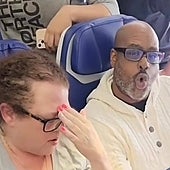 «Si el niño puede gritar, yo también»: un hombre enloquece en pleno vuelo por el llanto de un bebé