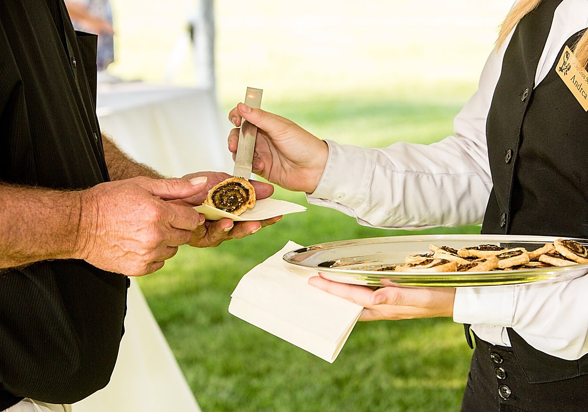 Dar o no el plato al camarero es un gesto que define al cliente