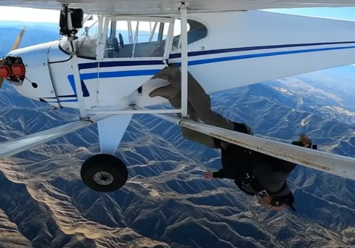 Captura del vídeo donde Jacob salta del avión con el motor apagado