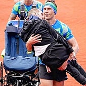 Completa una maratón empujando la silla de ruedas de su amigo con ELA y cruza la meta cogiéndolo en brazos