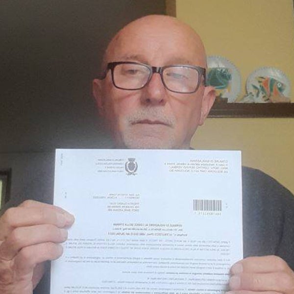 Un jubilado arregla un bache de su pueblo, le multan con 882 euros y le obligan a rehacer el agujero: «No saben lo que se han buscado»