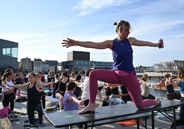 Yoga con cerveza, la curiosa práctica deportiva que triunfa en Dinamarca: «No podía ser mejor»