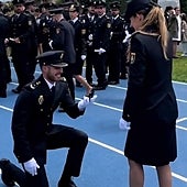 Un policía le pide matrimonio a su novia en la jura de bandera y se vuelve viral