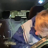 Un streamer sufre un violento robo en un coche mientras está en directo