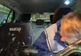 Un streamer sufre un violento robo en un coche mientras está en directo
