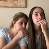 Reacciona en directo con su madre a las notas de la selectividad: «Como no entre me pongo a llorar»