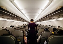 Los auxiliares de vuelo revelan qué alimentos y bebidas debemos evitar en un avión
