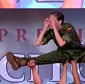 El polémico baile en los premios del Ejército que ha agitado las redes