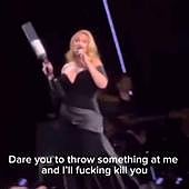 Adele se revela contra el reto viral de tirar móviles a los artistas: «Es que os mato»