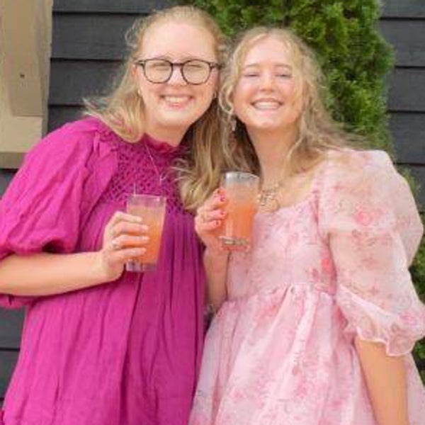 El periplo de una joven por teñir un vestido blanco para no eclipsar a una novia se viraliza: «una verdadera carrera»