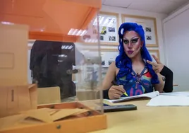Quién es Onyx, la reina drag que participa como vocal en una mesa electoral en Madrid