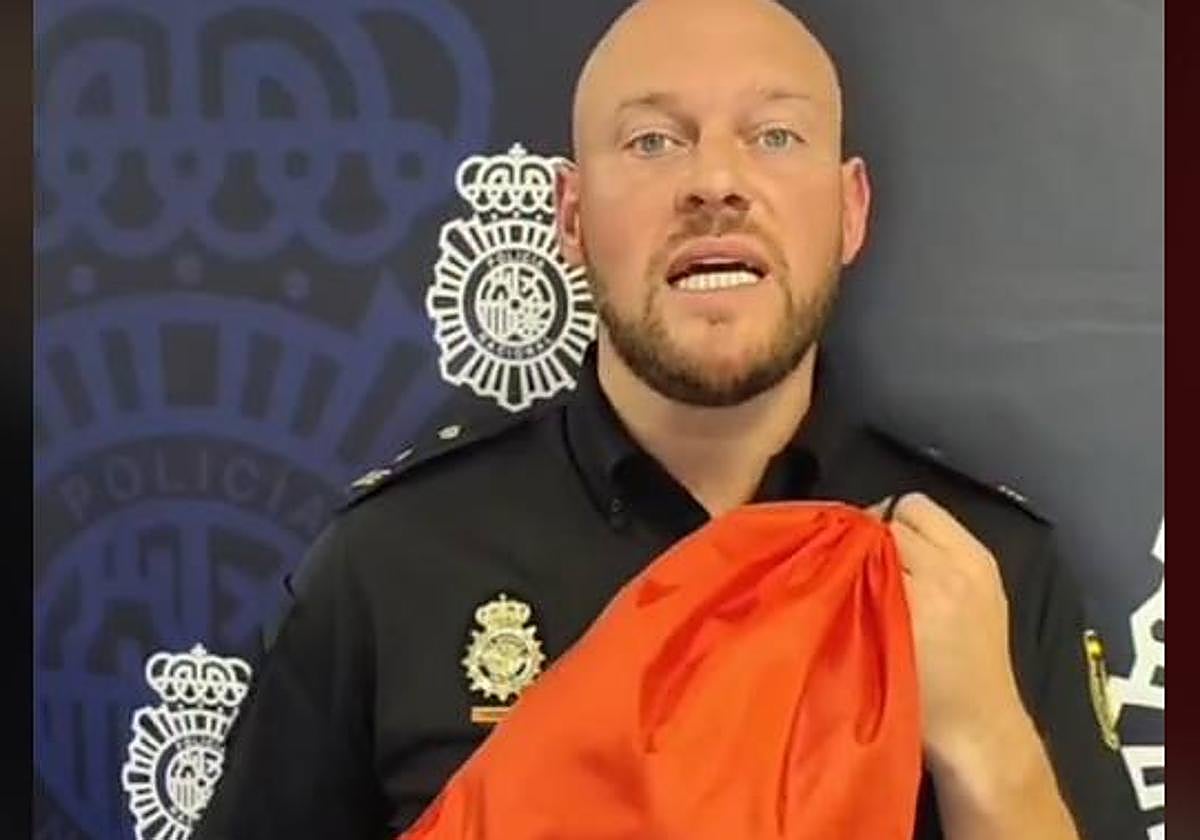 El agente de la Policía en el vídeo explicativo