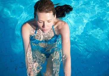 Un sanitario avisa de las peligrosas consecuencias de darse un baño después de tomar el sol