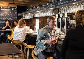 El original letrero de un bar que ocasiona la sorpresa de quienes lo visitan