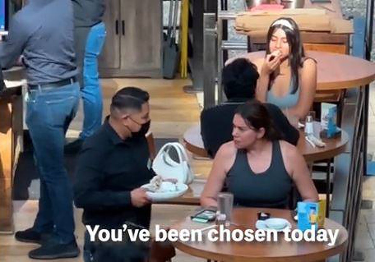 El instante del vídeo en que el camarero le explica que no tendrá que pagar la cuenta