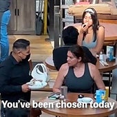 «A mí no me hagas esto»: un 'tiktoker' enciende las redes al pagar la cuenta y regalar flores de forma anónima a una mujer «triste»