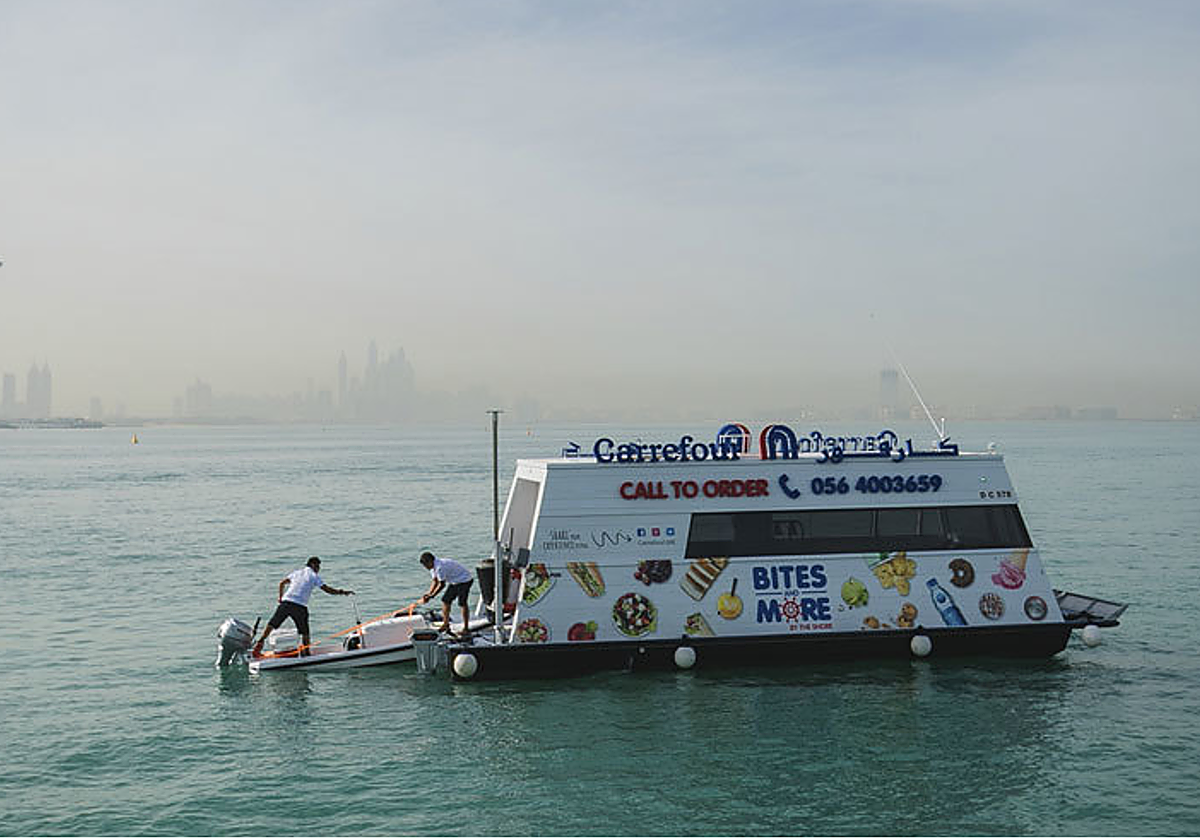 Supermercado Carrefour flotante frente a la costa de Dubái