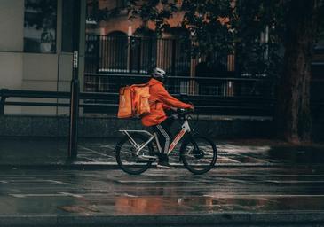 «Me estás ensuciando», esta repartidora de comida cuenta los comentarios que ha recibido cuando llueve