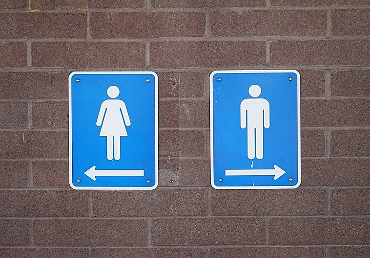 Varios padres y estudiantes expresaron su preocupación respecto a permitir que hombres biológicos utilicen los baños de mujeres