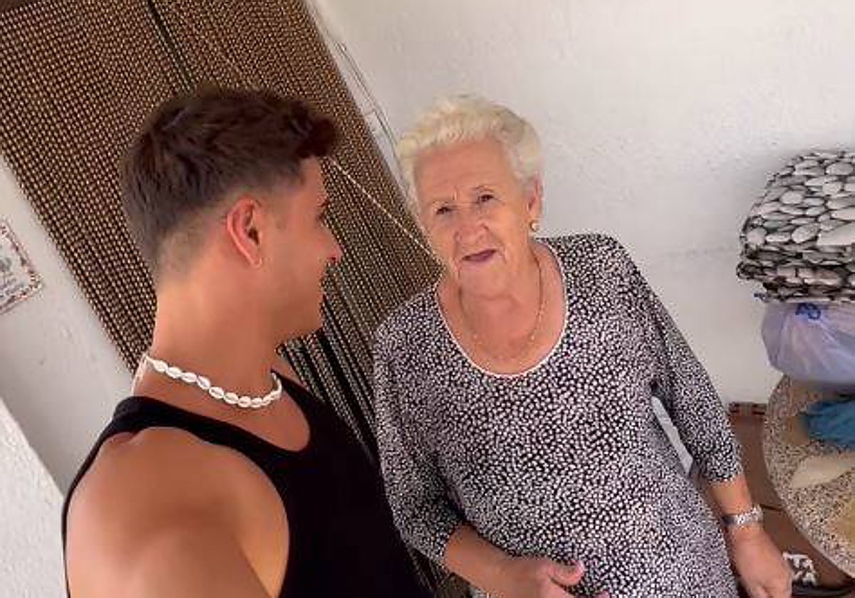 Jordi, con su abuela antes de que sepa qué le depara la tarde