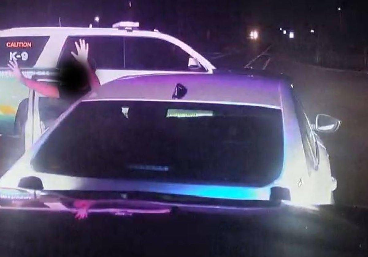 El momento en el que el menor salió del coche