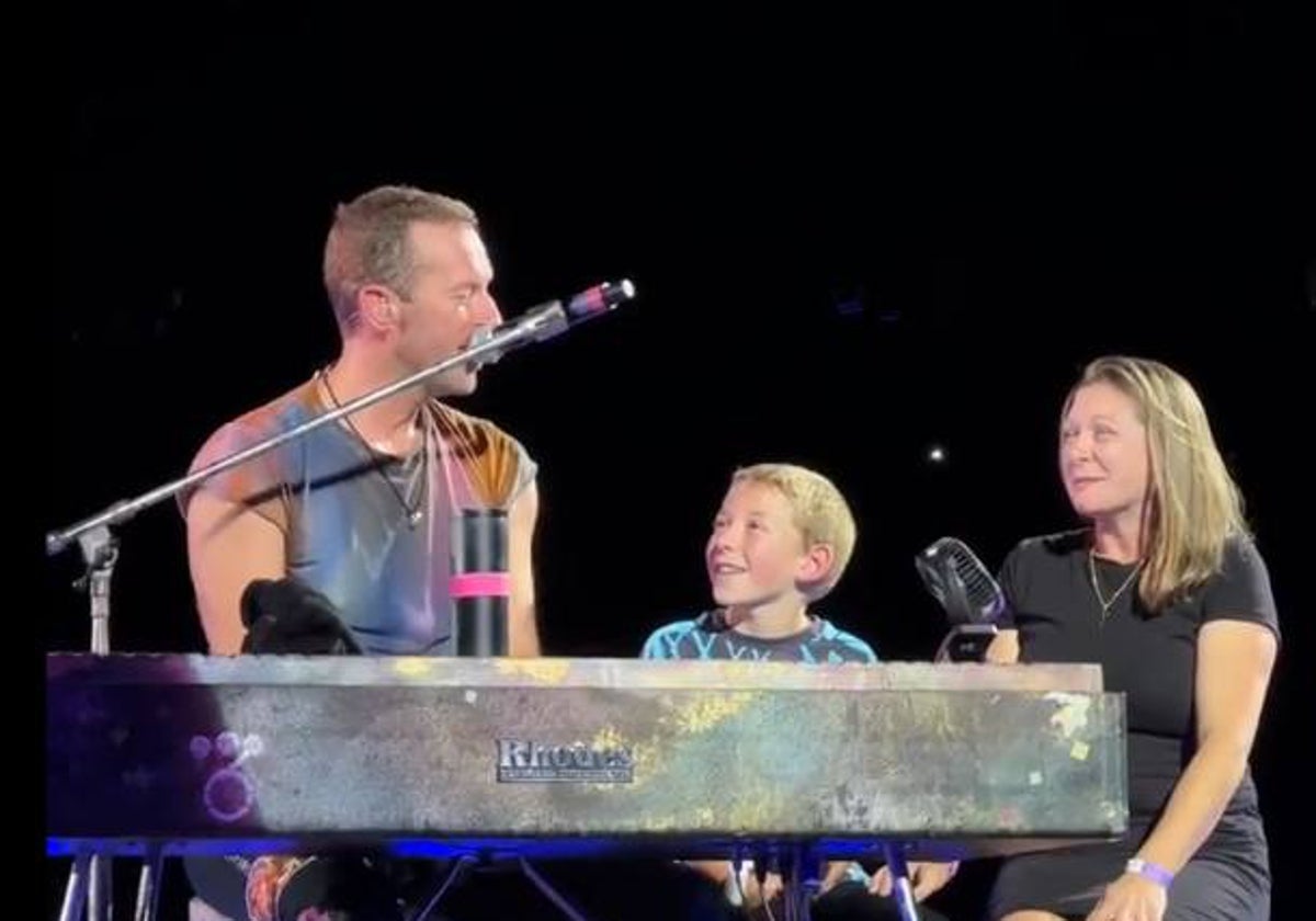 Chris Martin improvisa una canción de cumpleaños para un fan de 10 años