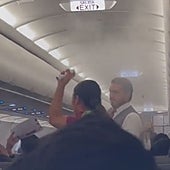 Una plaga de mosquitos provoca el retraso de un vuelo durante varias horas